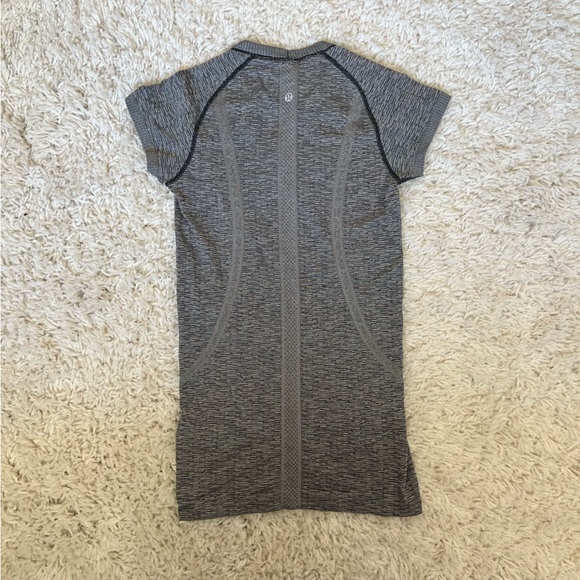 Lululemon Swiftly Short Sleeve Shirt Size 2 Black / Grey - Picture 4 of 4